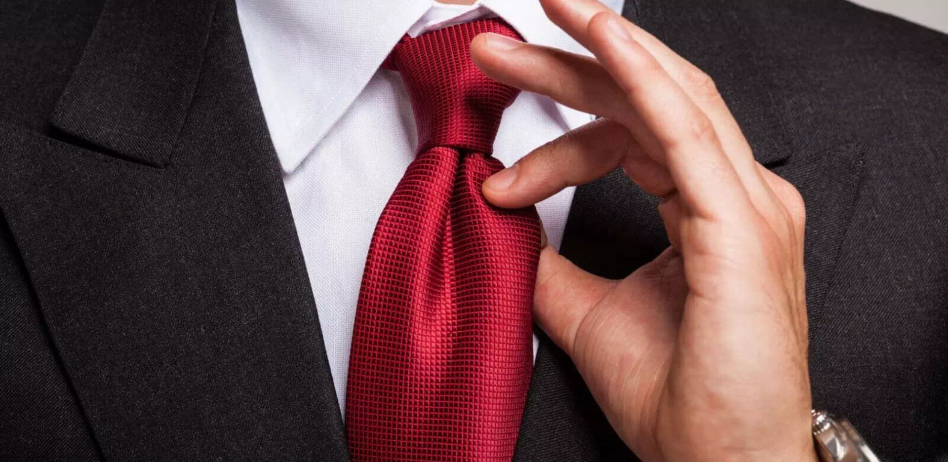 Osoba trzymająca krawat